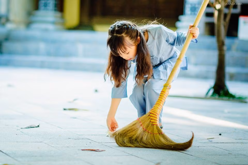 Mẫu nhí xinh xắn trong bộ ảnh tên Nguyễn Hoàng Vân Khánh, năm nay 7 tuổi, đang học lớp 2 ở Hà Nội. Nhiếp ảnh gia Lã Anh chụp lại cảnh bé Vân Khánh đang làm nhiều công việc như quét dọn trong chùa, chăm sóc hoa, ngồi thiền đầy tự nhiên, duyên dáng.