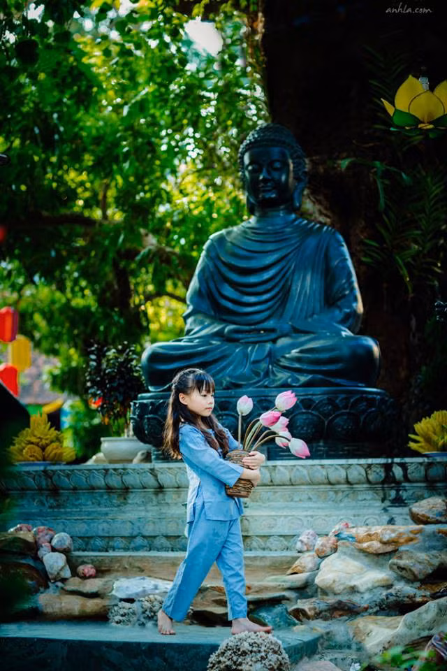 Trước bộ ảnh chào đón mùa Vu Lan này, Lã Anh từng có bộ ảnh bé gái mặc áo dài tạo dáng ở phố cổ Tạ Hiện, Hà Nội với những góc hình đơn giản nhưng phô diễn được vẻ đẹp của cô mẫu nhí xinh xắn.