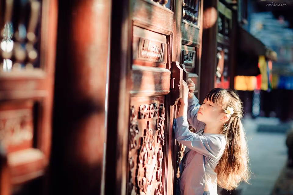 Mới 7 tuổi nhưng bé Vân Khánh đã có nét đẹp rất cuốn hút. Trong màu áo lam của Phật tử, cô bé diễn xuất tự nhiên giúp từng khung hình như sinh động, gần gũi và có hồn hơn.