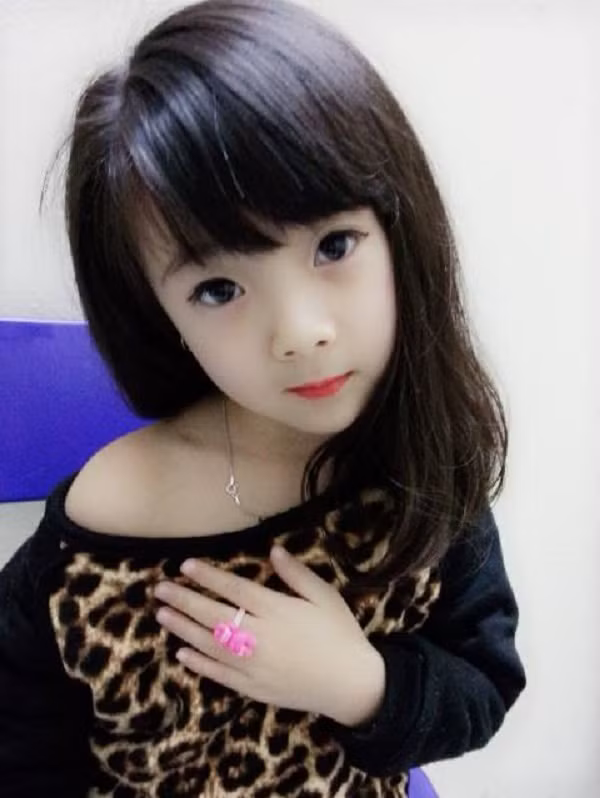 Mới 6 tuổi nhưng bé gái xinh đẹp Bảo Vy đã có nét cuốn hút rất đặc biệt. Làn da trắng hồng, mắt to tròn, long lanh, đôi môi chúm chím và cách tạo dáng của bé khiến không ít cô chú, bạn bè của mẹ Vy Hằng cùng dân mạng phải “phát cuồng”.