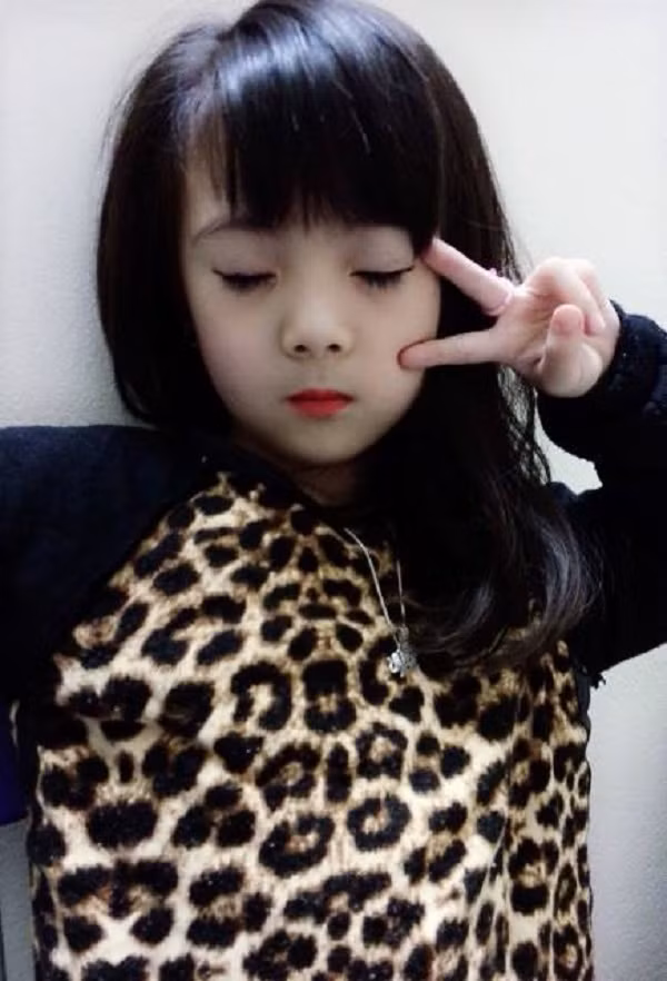 Được biết chị Vy Hằng, mẹ của bé Bảo Vy là chủ một spa, trung tâm chăm sóc sắc đẹp tại Hà Nội. Có thể vì vậy mà chị rất chăm chút tới ngoại hình, sắc đẹp của cô con gái đáng yêu. Trong bức ảnh gây sốt, bé Vy cũng được trang điểm, tỉa tót mắt, môi nhẹ nhàng làm tăng vẻ điệu đà, nữ tính.