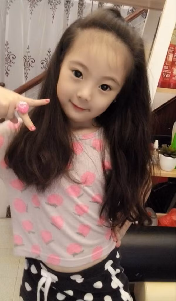 Theo tìm hiểu “Tiểu mỹ nhân 6 tuổi” tên thật là Vi Hoàng Bảo Vy, là học sinh lớp 1 của một trường tiểu học thuộc quận Hai Bà Trưng, Hà Nội. Người chia sẻ bức ảnh bé lên mạng là chị Dương Vy Hằng, mẹ của bé.