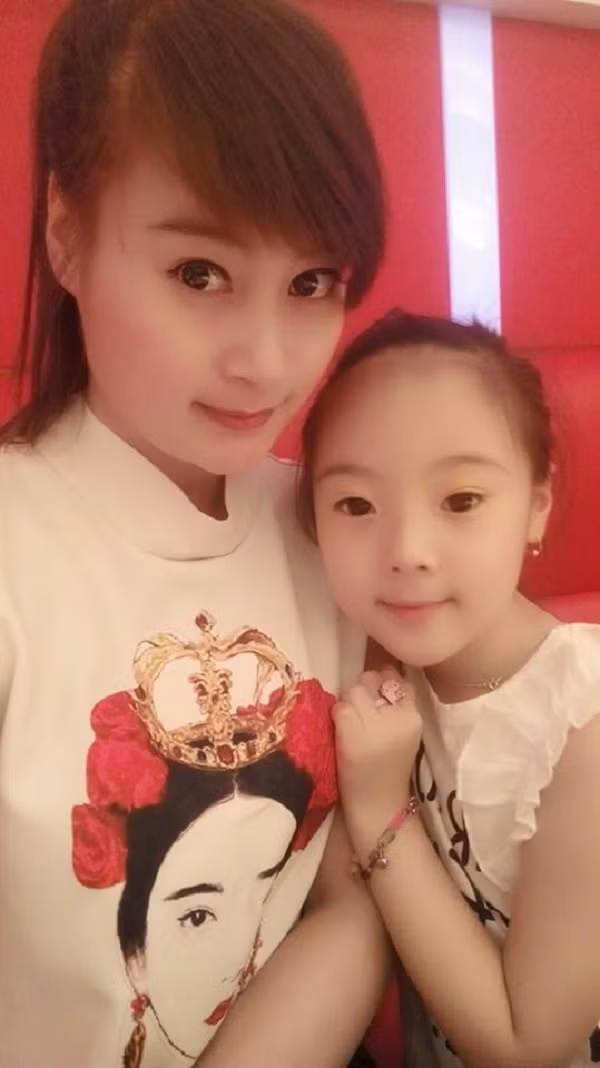 Hai mẹ con được nhiều bạn bè khen là “mỹ nhân”. Chị Vy Hằng đã xinh đẹp sẵn, lại am hiểu về làm đẹp nên luôn có hình ảnh cá nhân rất ấn tượng. Bé Bảo Vy cũng được nhiều dân mạng cho rằng lớn lên có thể sẽ trở thành một người mẫu, hot girl thực sự.