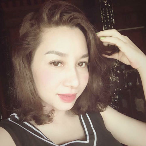 Theo chia sẻ của chị Hòa, việc tắm cho em trai không phải là việc mà chị bắt bé Tú Quyên phải làm mà là do bé tự nhận. Tú Quyên và chị cả là hai cô bé thông minh, rất chăm ngoan và tự giác. Hai cô bé cũng là niềm tự hào và cũng là chỗ dựa trong nhiều thời điểm chị Hòa quá vất vả, bận bịu.