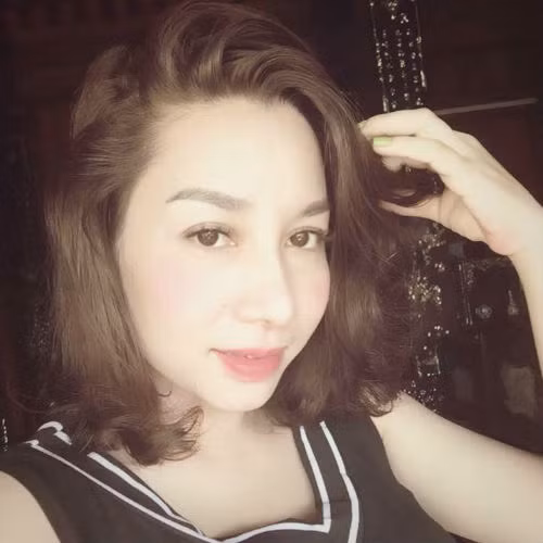 Theo chia sẻ của chị Hòa, việc tắm cho em trai không phải là việc mà chị bắt bé Tú Quyên phải làm mà là do bé tự nhận. Tú Quyên và chị cả là hai cô bé thông minh, rất chăm ngoan và tự giác. Hai cô bé cũng là niềm tự hào và cũng là chỗ dựa trong nhiều thời điểm chị Hòa quá vất vả, bận bịu.