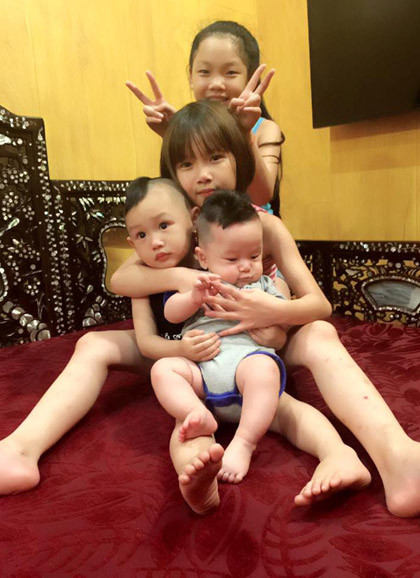 Chị Trần Hòa sinh được 4 đứa con, bé Tú Quyên là chị thứ hai trong nhà. Đoạn clip được chị Hòa đăng tải lên mạng từ cuối tháng 7 và đó là lần Tú Quyên “tắm trộm” cho em trai vào ngày mẹ vắng nhà. Được biết Tú Quyên thừa hưởng sự chu đáo, đảm đang biết quán xuyến việc nhà từ chính mẹ.