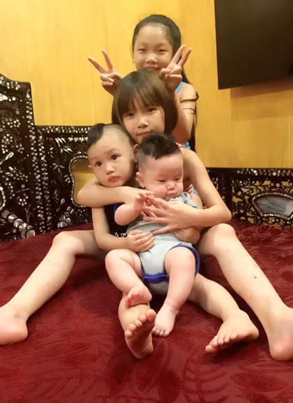 Chị Trần Hòa sinh được 4 đứa con, bé Tú Quyên là chị thứ hai trong nhà. Đoạn clip được chị Hòa đăng tải lên mạng từ cuối tháng 7 và đó là lần Tú Quyên “tắm trộm” cho em trai vào ngày mẹ vắng nhà. Được biết Tú Quyên thừa hưởng sự chu đáo, đảm đang biết quán xuyến việc nhà từ chính mẹ.