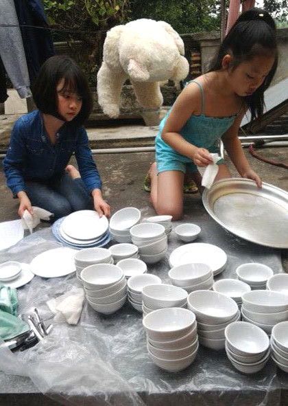 Ngoài sự tháo vát, đảm đang, khéo léo và chăm chỉ… theo chia sẻ của chị Hòa, bé Tú Quyên còn học rất giỏi. Cô bé ở nhà có tên gọi là Bông nhưng ở trường lại là một lớp trưởng rất có uy, học giỏi và được nhiều thầy cô, bạn bè quý mến.