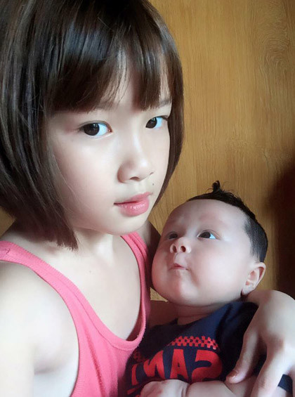 Dân mạng nhanh chóng tìm ra thông tin về gia đình bé gái đảm đang, dễ thương. Theo tìm hiểu, bé gái tắm cho em gây sốt mạng tên Tú Quyên, 9 tuổi. Người đăng tải clip Tú Quyên tắm cho em trai 2,5 tháng tuổi là mẹ của bé – chị Trần Hòa. Gia đình bé Tú Quyên hiện đang sinh sống ở thành phố Nam Định.