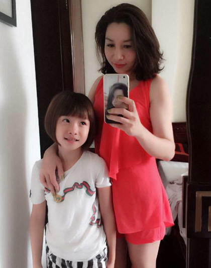 Gia đình chị Trần Hòa làm công việc kinh doanh, bản thân chị Hòa có buôn bán thêm trên mạng… nhà đông con lại không có người giúp việc nên bé Tú Quyên và chị gái 12 tuổi đã được mẹ chỉ dạy, biết chăm lo việc nhà từ khi còn nhỏ. Hai cô chị cả đã giúp mẹ đỡ vất vả hơn khi phải trông nom 2 em nhỏ trong khi công việc kinh doanh cũng luôn bộn bề.