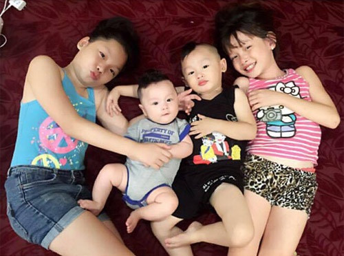 Dù bị mẹ mắng vì tự ý tắm cho em nhưng cô bé 9 tuổi sau đó vẫn rất vui vẻ và khăng khăng bản thân mình có thể làm tốt công việc đó.