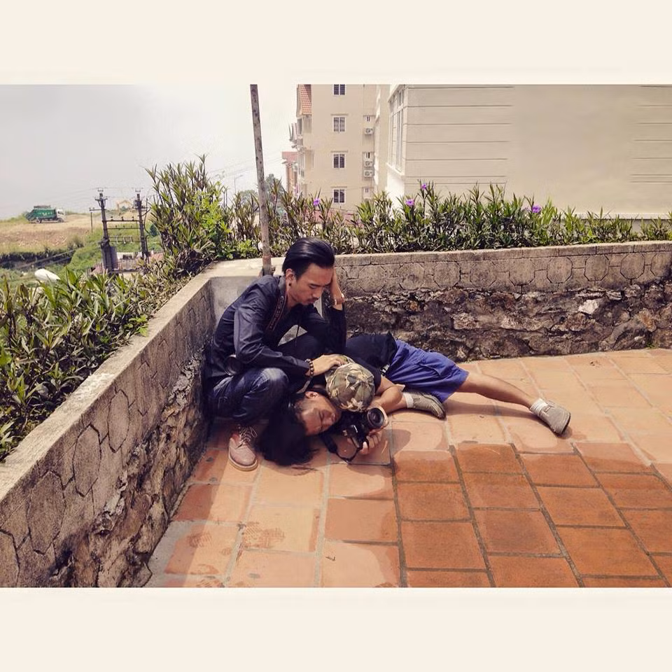 Một ekip chuyên nghiệp không chỉ nổi tiếng bởi những bức ảnh độc trên mạng, mà còn được các cô dâu truyền tai nhau về sự nhiệt tình của cả ekip trong quá trình chụp.