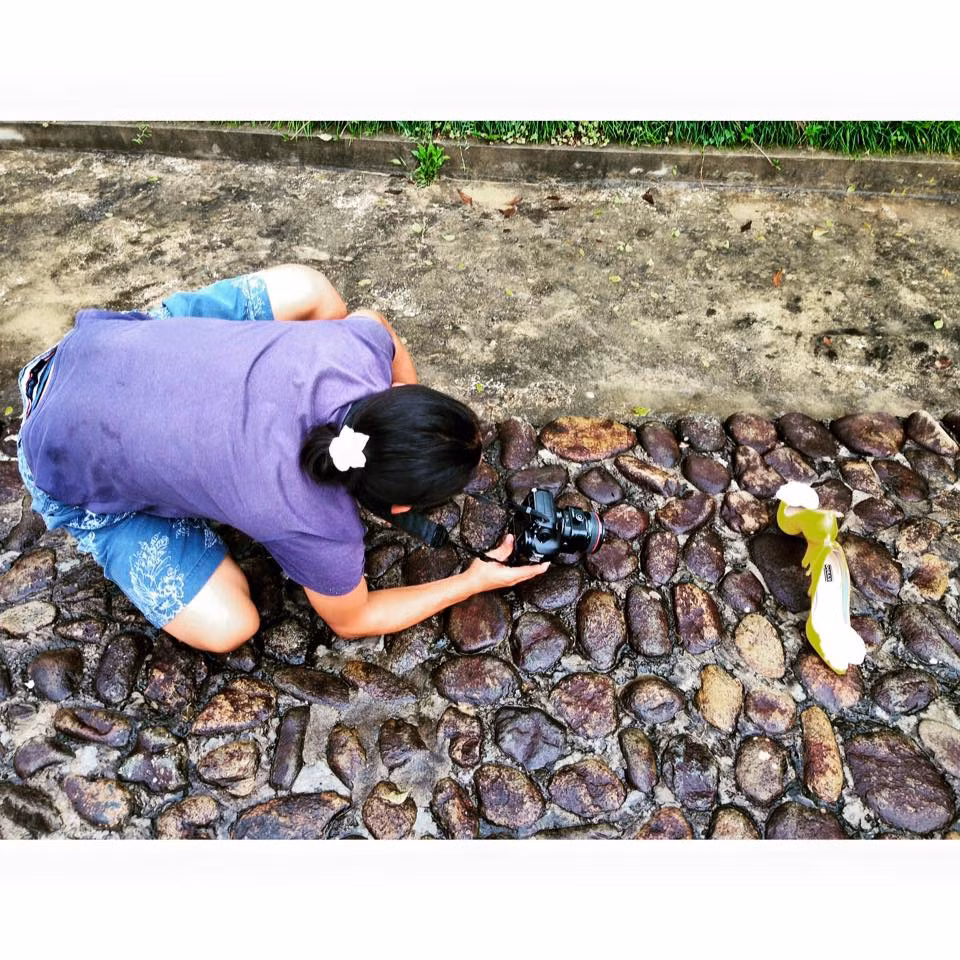 Thành viên ekip chụp ảnh cưới không ngại phải lăn lê bò toài, áp mặt xuống đất để tìm ra những góc chụp độc đáo, mang đến nhiều cảm xúc cho người xem, ghi dấu ấn đặc sắc trong ảnh của cô dâu chú rể.