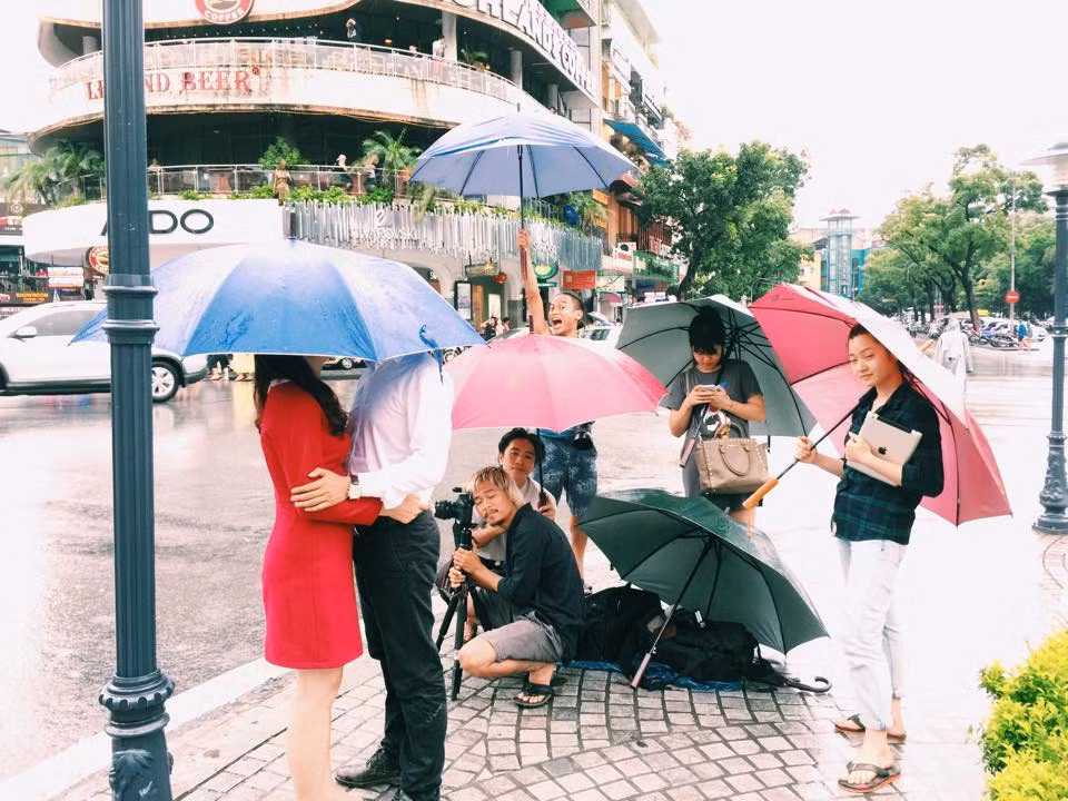 Ekip “bá đạo” của nhiếp ảnh gia Hải Lê Cao, người khá nổi tiếng thời gian gần đây cũng có hậu trường ảnh cưới với nhiều tư thế hài hước, tiết lộ nhiều hơn về công việc tạo nên dấu ấn, kỷ niệm cho các cặp đôi trước khi kết hôn.