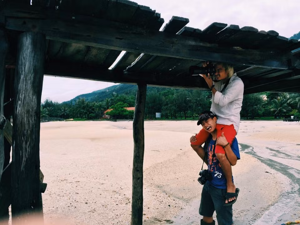 Phía sau những bức ảnh cưới độc đáo, sáng tạo, long lanh của các cô dâu – chú rể được chia sẻ cho mọi người xem, là những thời điểm cả đoàn phải leo trèo, lặn lội..thậm chí đẩy xe trên đường vào điểm chụp. Ảnh: NVCC.