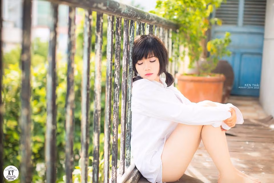 Mới đây Lệ Nhi vừa khoe bộ ảnh mới với phong cách táo bạo hơn khi diện áo sơ mi trắng cùng “mốt không quần” khá gợi cảm. Đây là lần hiếm hoi Lệ Nhi chụp ảnh với tạo hình gợi cảm, cô nàng coi đó là một trải nghiệm mới mẻ, thú vị với bản thân và cũng không đi quá giới hạn.