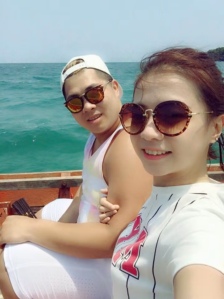 Hoài Thương chia sẻ: “Anh ấy vốn chỉ là chàng trai của riêng tôi thôi, không phải sao? Khi đi cùng tôi thỉnh thoảng anh lại bảo: 'Anh xấu thế này mất mặt em!'. Anh ấy tiết kiệm hết mức có thể để đưa tôi đi những nơi tôi yêu, ăn những món tôi thích và nhường nhịn tôi mọi lúc mọi nơi. Lâu lâu anh ấy sẽ tự buồn về mình, nhưng vì chúng tôi gặp nhau và yêu nhau đã là điều kì diệu hạnh phúc như thế, thì tất cả vấn đề khác có sao đâu”.