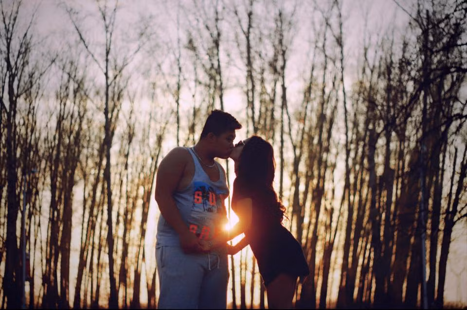 Ngược lại, Hồng Trung cảm thấy hãnh diện, ấm áp khi bản thân được tin tưởng, bảo vệ cho người yêu hơn tuổi. Ngoài ra việc Hoài Thương sẵn sàng bỏ qua những khuyết điểm của Trung, yêu chân thành khiến cậu chàng càng thêm cảm động, muốn làm nhiều điều tốt đẹp hơn nữa.