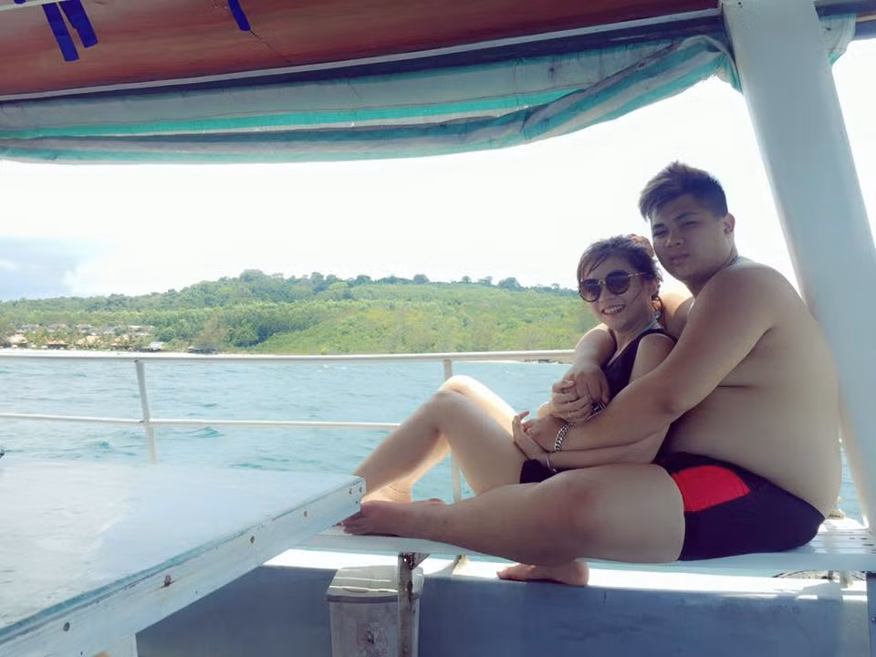 Theo tìm hiểu, cô gái chia sẻ câu chuyện tình yêu đũa lệch của mình tên thật là Nguyễn Thị Hoài Thương, sinh năm 1992. Cô yêu bạn trai Đặng Hồng Trung, sinh năm 1995. Cả hai đang học tập và sinh sống ở Nga. Dù lớn hơn bạn trai đến 3 tuổi nhưng khi ở bên Hồng Trung, Hoài Thương luôn trở nên bé bỏng cả về vóc dáng và tính cách, tâm hồn.