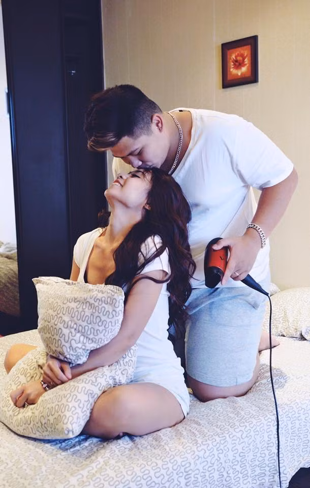 Tuy nhiên để chính thức đến được với nhau, cặp đôi đũa lệch cũng phải trải qua không ít khó khăn, đặc biệt là Hồng Trung. Khi đã tỏ tình với “bà chị”, Hồng Trung đã cố gắng giảm đến gần 20kg, chính sự chân thành, quyết tâm đã khiến Hoài Thương rung động và nhận lời yêu anh chàng béo ú, có vẻ ngoài bặm trợn nhưng lại hiền lành, vui tính này.