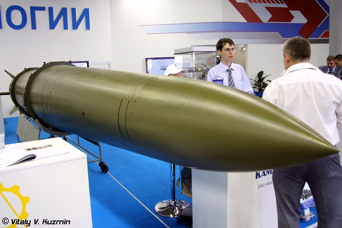 Đạn tên lửa hệ thống Iskander có trọng lượng khoảng 3,8-4 tấn, dài 7,3m, đường kính thân 0,92m, có thể lắp đầu nổ phá mảnh thường nặng 480-700kg hoặc đầu đạn hạt nhân, đầu đạn xung điện từ EMP, đầu đạn nhiệt áp.