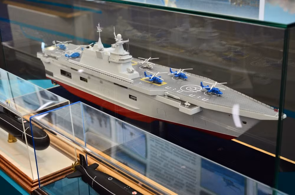 Tạp chí Jane's dẫn lời Phó Giám đốc Công ty Trung tâm Nghiên cứu nhà nước Krylov (KGNC) cho biết, KGNC đang phát triển phiên bản xuất khẩu tàu đổ bộ trực thăng Priboy mới ra mắt cách đây không lâu dưới dạng mô hình. Priboy được xem là thiết kế nhằm cạnh tranh và thay thế mẫu tàu đổ bộ Mistral mà Pháp phá hợp đồng với Nga, bán cho Ai Cập.