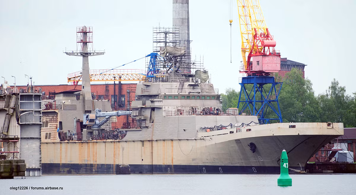 Chương trình đóng tàu đổ bộ thế hệ mới Project 11711 Ivan Gren được khởi đóng từ tháng 12/2004 với thiết kế lượng giãn nước khoảng 5.800 tấn, dài 120m. Tuy nhiên phải tới 8 năm sau đó, cụ thể vào tháng 5/2012 thì con tàu đầu tiên mới được hạ thủy. Và cho tới năm 2016, con tàu vẫn đang nằm ở cảng nhà máy Kaliningard, vẫn chưa được ra biển thử nghiệm. Và cũng chưa rõ bao giờ nó được chuyển giao cho Hải quân Nga.