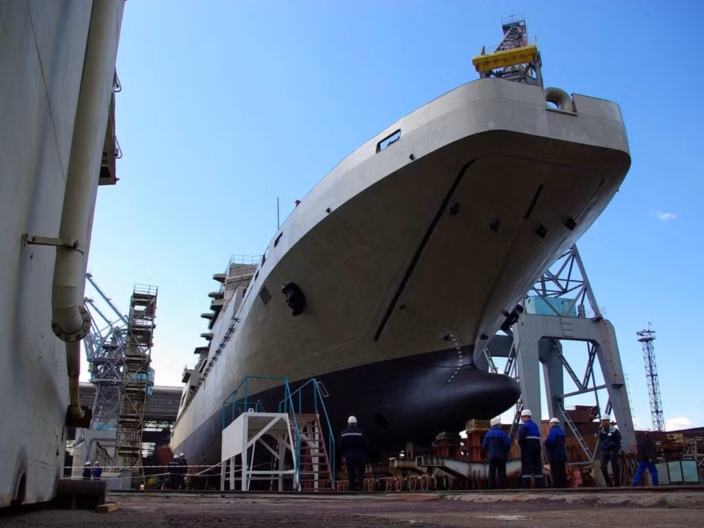 Project 11711 Ivan Gren được thiết kế chở được 13 xe tăng chủ lực hoặc 36 xe bọc thép chở quân hoặc 300 lính thủy đánh bộ. Tuy nhiên, thiết kế tàu đổ bộ “há mồm” Ivan Gren được cho là đã lỗi thời, không còn được nhiều quốc gia đóng.