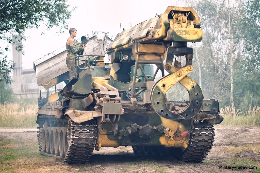 Cánh tay kẹp có khả năng nhặt và giữ vật thể nhỏ kích cỡ tương đương bao diêm (ví dụ như mảnh chất phóng xạ) đồng thời thực hiện được thao tác của các loại gầu ngoạm, gầu xúc, gầu múc và tay gạt.