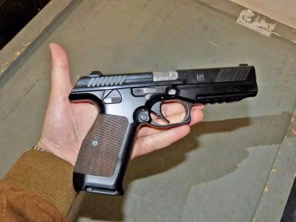 PL-14 Lebedev là khẩu súng lục duy nhất được thiết kế mỏng hơn so với các đối thủ cùng phân lớp, có phần xung quanh tay cầm dày 28 mm và phần thân trước của súng dày 21 mm. Khung đôi ngăn xếp bằng polymer của PL-14 và cấu hình của nó cho phép sử dụng cả bằng tay phải và tay trái, đồng thời dễ dàng được mang theo và sử dụng. Một thanh ray Picatinny cho phép lắp các khí tài ngắm bắn cũng được tích hợp vào trong thiết kế của súng lục mới.