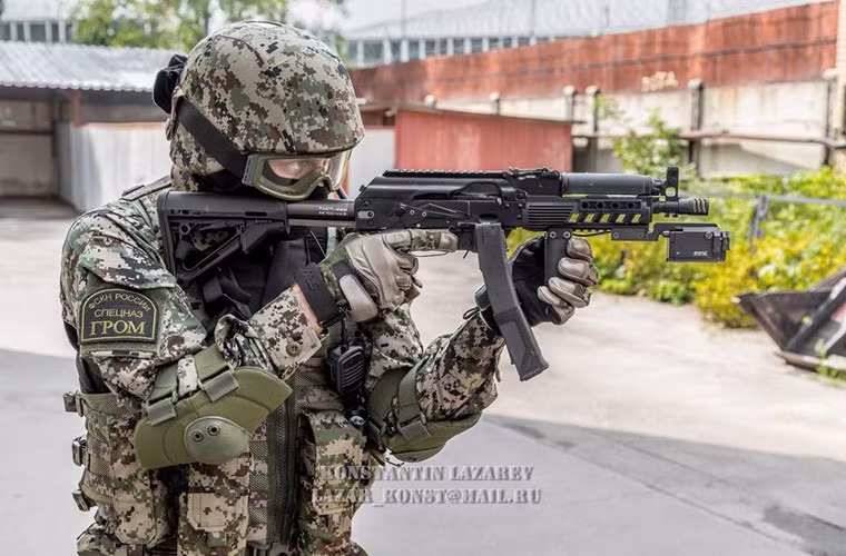 Vityaz-SN dùng cỡ đạn 9x19mm, hộp tiếp đạn dạng cong 30 viên, tầm bắn tối đa 200m, tốc độ bắn 700-750 phát/phút.