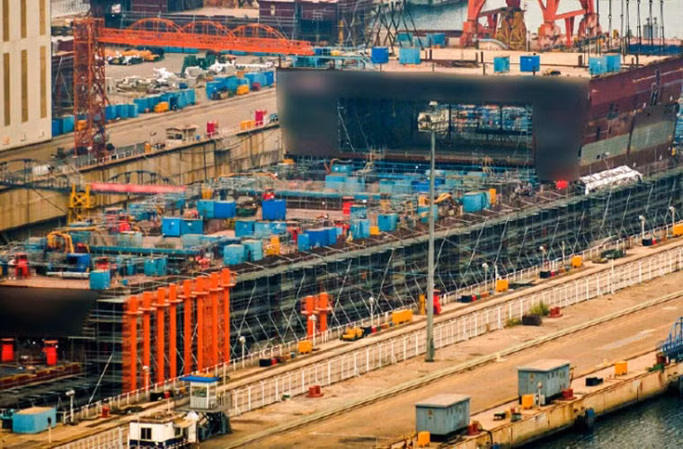 Hiện Trung Quốc đang chế tạo tàu sân bay thứ hai được gọi là Type 001A tại cảng nhà máy Đại Liên. Nó được cho vẫn là một bản sao của tàu sân bay Liêu Ninh với boong phóng kiểu nhảy cầu khiến cho máy bay tiêm kích hạm không thể mang tải trọng tối đa để cất cánh. Với một chiếc J-15 (sao chép Su-33 của Liên Xô), khi dùng boong phóng nhảy cầu chỉ mang tối đa 2 tấn vũ khí.