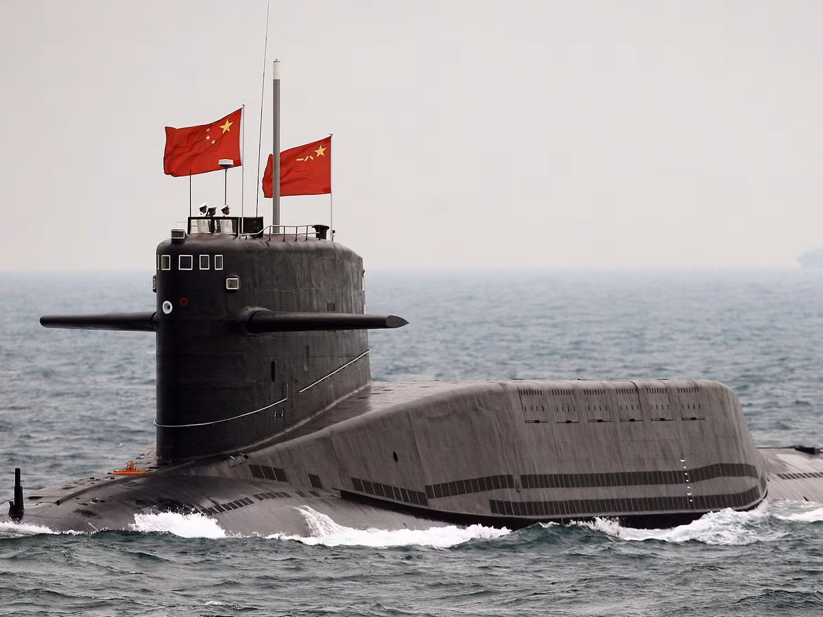 Hải quân Trung Quốc cũng sở hữu đội tàu ngầm thuộc hàng đông đảo nhất thế giới với cả các tàu ngầm hạt nhân mang được tên lửa đạn đạo liên lục địa, ví dụ như Type 092 (trang bị tên lửa JL-1) và Type 094 (trang bị tên lửa JL-2). Trong ảnh là chiếc Type 094 được cho là thiết kế sao chép mẫu tàu ngầm Delta của Liên Xô.