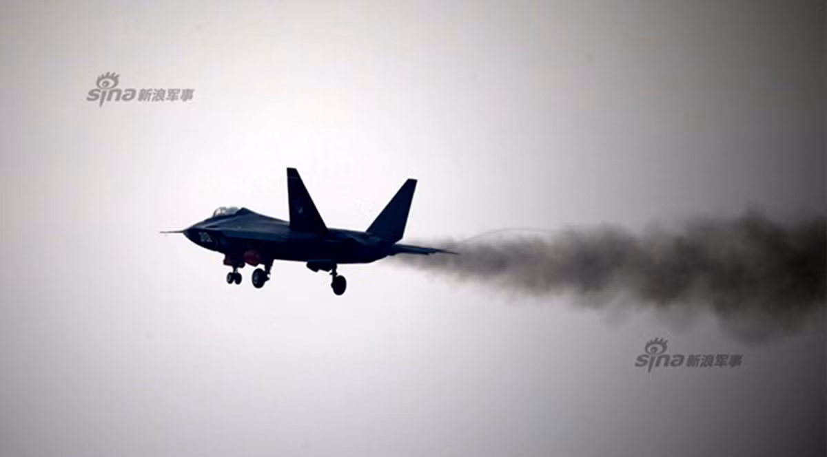 Tiêm kích tàng hình thế hệ thứ 5 Thẩm Dương J-31 nhìn bề ngoài nhiều người lầm tưởng là chiến đấu cơ F-35 nổi tiếng của Mỹ. Trung Quốc tự hào rằng J-31 là máy bay tàng hình thế hệ 5 có thể sánh ngang với F35. Tuy nhiên, khi đem ra trình diễn tại Triển lãm hàng không Chu Hải 2014, mặc dù chưa mang vũ khí nhưng J-31 tỏ ra rất nặng nề và có “phun nhọ” đầy ấn tượng khiến người ta nghĩ ngay đến động cơ cũ kỹ của nó.