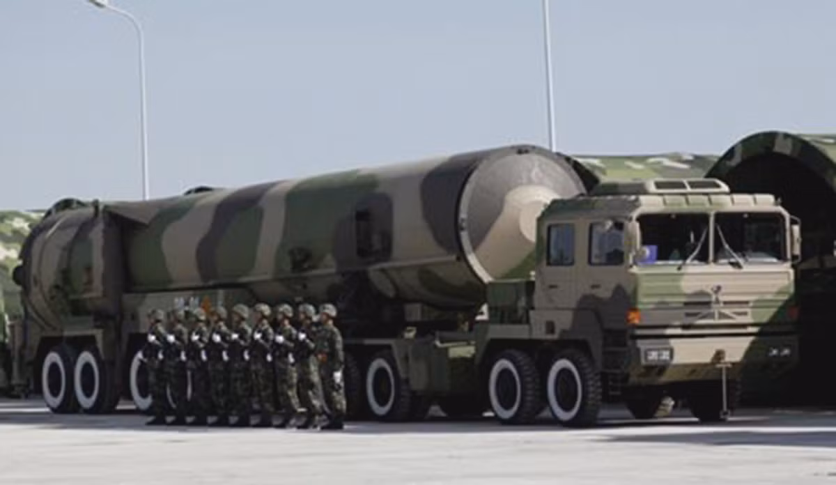 Đông Phong-31B là loại tên lửa đạn đạo xuyên lục địa mới do Trung Quốc tự chế tạo được tuyên bố là có tầm bắn lên tới 12.000km. Thế nhưng theo các chuyên gia, đây là sản phẩm sao chép công nghệ Nga hoàn toàn. Rất khó để chứng minh được độ chính xác của loại tên lửa này khi mà Trung Quốc giấu rất kỹ các lần phóng thử, khó ai biết được có bao nhiêu lần thành công.