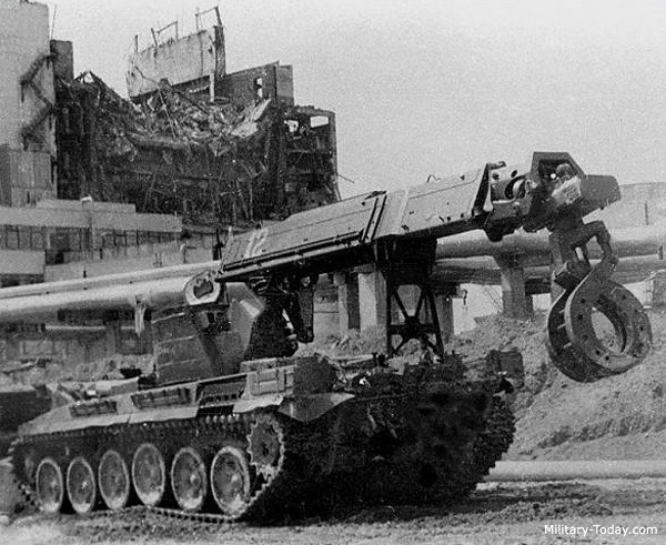 Theo tài liệu nhà sản xuất Nga thì năng suất làm việc của IMR-2M trong các nhiệm vụ thông đường hành quân, lấp mương rãnh, đào hầm là rất lớn. Cụ thể: Tốc độ dọn đường hành quân dã chiến: - Qua địa hình nhiều cây cối đổ ngã: 0,35 - 0,4 km/h; - Qua địa hình đất đá bị cày xới: 0,28 - 0,35 km/h; - Qua bãi mìn: 5 - 12 km/h; tốc độ thông đường dã chiến cho đoàn xe vận tải: tới 12 km/h. Năng suất lấp mương rãnh và chuẩn bị đường lên xuống: 350 - 360 m3/h; năng suất đào hầm 200 - 250 m3/h; năng suất chuẩn bị bến vượt có dốc xiên cao tới 6 m: 350 - 400 m3/h; năng suất bốc xúc, di chuyển đất đá 15 - 20 m3/h. Sức cẩu 2.000 kg; bán kính cẩu tối đa 8 m.