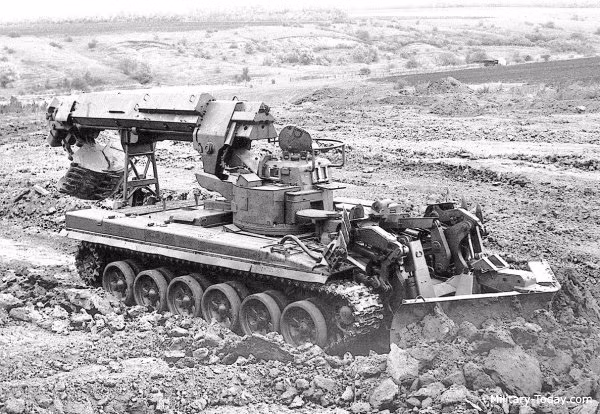 Phần lưỡi ủi đa năng có thể giúp IMR-2M đảm nhiệm các vai trò: máy cày, máy đặt và máy đào (ủi).