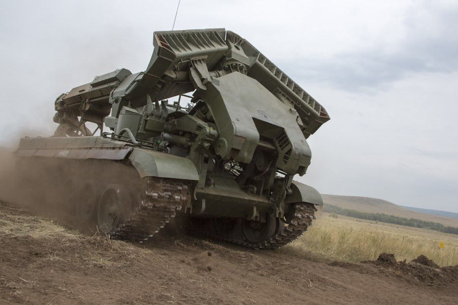 Xe công binh IMR-2M được trang bị động cơ diesel tuốc bin tăng áp V-84-1 của T-72 cho tốc độ tối đa khoảng 50km/h, dự trữ hành trình 50km/h. Đặc biệt chỉ cần có 2 người để vận hành cả một chiếc xe cơ giới đa năng như vậy. Trên xe được trang bị hệ thống chống vũ khí hủy diệt lớn và hệ thống dập lửa tự động. Ngoài ra, trên xe còn được vũ trang cả đại liên 12,7mm để tự vệ khi cần.