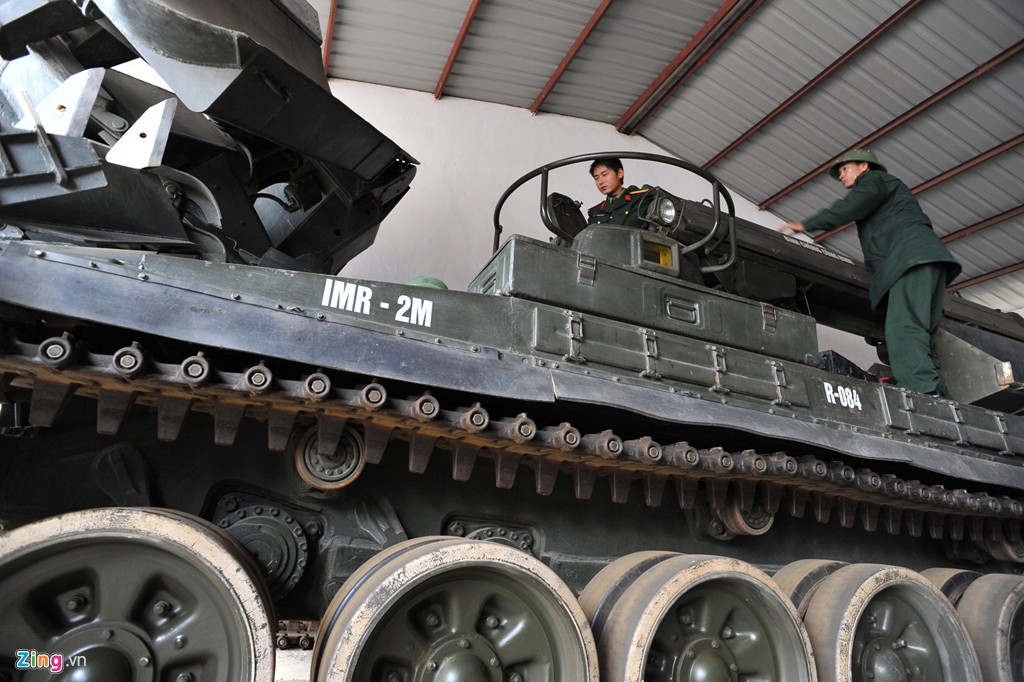Để đáp ứng các yêu cầu trong tình hình mới, nhiều nhiệm vụ mới, phức tạp hơn, nặng nề hơn, giai đoạn 2005-2006, Việt Nam đã mua và trang bị một số xe công binh thế hệ mới IMR-2M cho binh chủng công binh sử dụng. Đây là một trong những phương tiện công binh hiện đại nhất của Nga và xếp top đầu trên thế giới. Ảnh: Xe công binh IMR-2M tại đơn vị bộ đội Công binh Việt Nam. Nguồn ảnh: Zing.vn