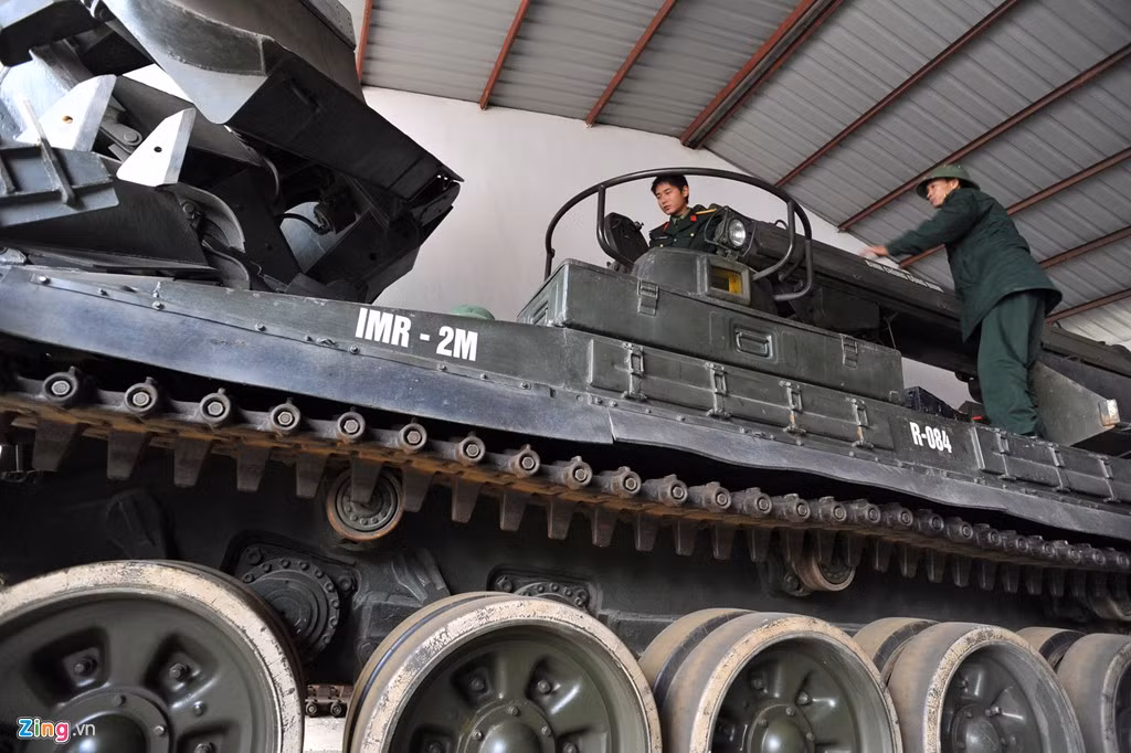 Để đáp ứng các yêu cầu trong tình hình mới, nhiều nhiệm vụ mới, phức tạp hơn, nặng nề hơn, giai đoạn 2005-2006, Việt Nam đã mua và trang bị một số xe công binh thế hệ mới IMR-2M cho binh chủng công binh sử dụng. Đây là một trong những phương tiện công binh hiện đại nhất của Nga và xếp top đầu trên thế giới. Ảnh: Xe công binh IMR-2M tại đơn vị bộ đội Công binh Việt Nam. Nguồn ảnh: Zing.vn
