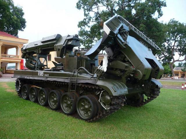 IMR-2M thiết kế trên khung gầm xe tăng chủ lực T-72A với việc gỡ bỏ toàn bộ tháp pháo và thay kết cấu xoay mới phù hợp vai trò mới. IMR-2M có trọng lượng tổng thể 44,3 tấn, dài 9,55m, rộng 4,35m và cao 3,68m.