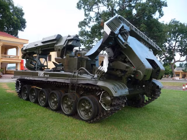 IMR-2M thiết kế trên khung gầm xe tăng chủ lực T-72A với việc gỡ bỏ toàn bộ tháp pháo và thay kết cấu xoay mới phù hợp vai trò mới. IMR-2M có trọng lượng tổng thể 44,3 tấn, dài 9,55m, rộng 4,35m và cao 3,68m.