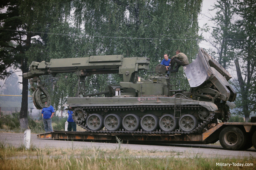 Khí tài chuyên dụng của xe cơ giới hiện đại nhất công binh Việt Nam gồm có lưỡi ủi đa năng; thiết bị dạng mũi tên; lưới quét mìn có bánh xe dạng dao lắp chìm với khí tài quét mìn cùng chốt ngòi nổ và phần điện từ nối thêm.