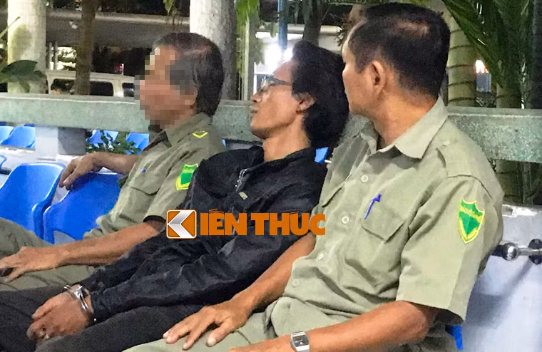 Lực lượng bảo vệ dân phố phải áp sát, trông giữ đối tượng.