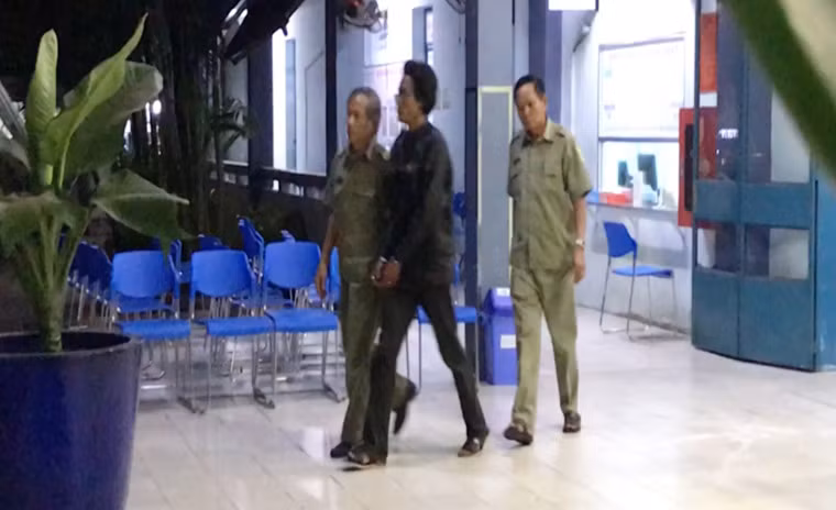 Đối tượng Long được lực lượng Công an, bảo vệ dân phố phường 26, quận Bình Thạnh đưa vào bệnh viện.