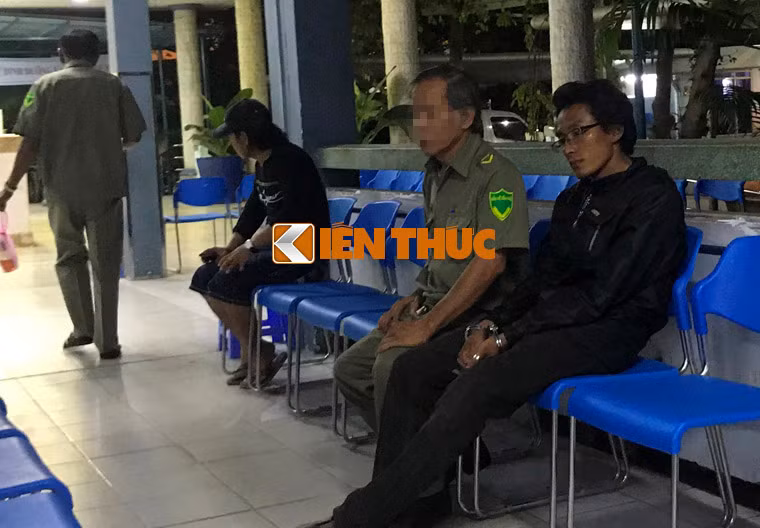 Theo ghi nhận của PV Kiến Thức, tại bệnh viện, đối tượng vẫn chưa tỉnh táo, miệng luôn lảm nhảm với những hành động kỳ quặc.