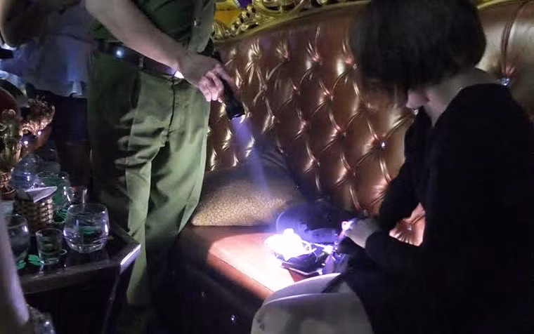 Bên cạnh đó, có 1 số bàn khách bỏ đi khi thấy Công an và các bàn này lực lượng đã thu giữ nhiều viên nén các loại, nghi là ma túy tổng hợp.