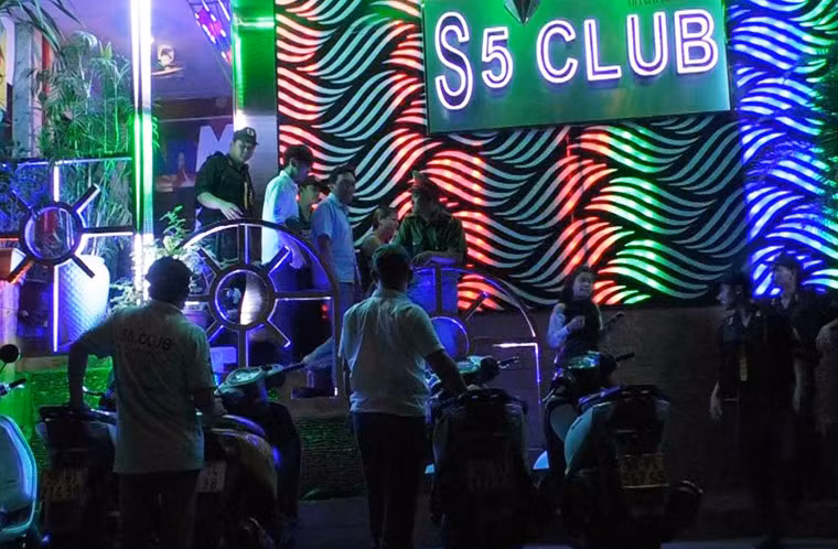 Tại quán bar Việt Giải trí Mới (số 5 đường Lý Tự Trọng, phường Bến Nghé, quận1) lúc rạng sáng khi bị kiểm tra, có hơn 120 khách đang giải trí. 2 bàn Vip tại đây khi bị kiểm tra có đến 13 người nghi vấn sử dụng ma túy. Ngoài ra dọc hàng lang đi lại trong quán bar, công an có thu nhặt được 1 số viên nén nhiều màu do dân chơi phi tang.