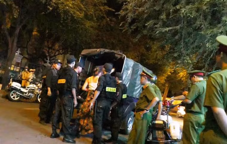 Ngoài ra, đoàn kiểm tra đã lập biên bản về hàng loạt vi phạm hành chính đối với 3 tụ điểm như hoạt động quá giờ quy định, thiếu trách nhiệm để khách sử dụng chất kích thích trong cơ sở kinh doanh, các vi phạm về PCCC…Đáng nói cả 3 tụ điểm bị kiểm tra đã nhiều lần bị xử lý vi phạm hành chính.