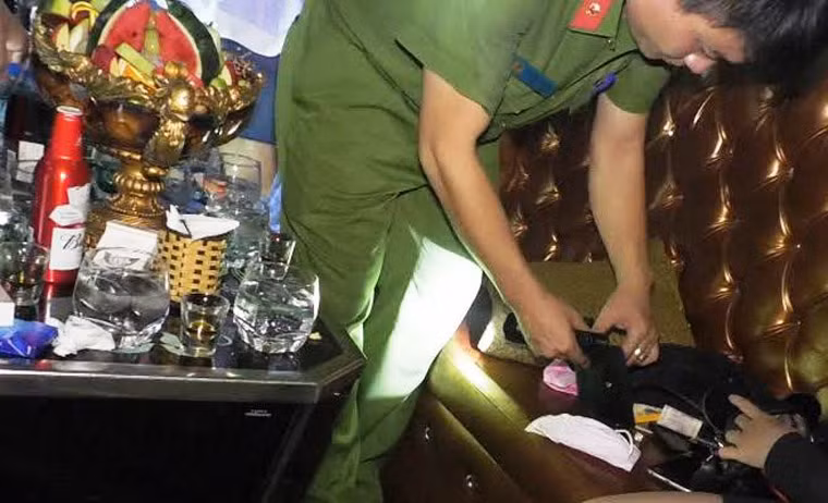 Đến chiều nay (28/10), Công an quận 1 và quận 3, TP.HCM vẫn đang tạm giữ gần 50 nam nữ thanh niên nghi sử dụng ma túy và hàng loạt người khác bị kiểm tra hành chính nhưng không mang giấy tờ tùy thân, để test ma túy và sàng lọc, làm rõ.